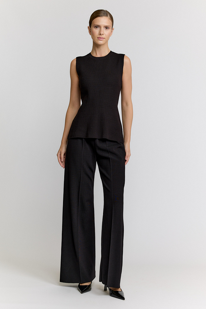 Брюки прямого силуэта.