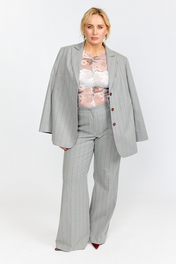 Жакет полуприлегающего силуэта с декоративными разрезами по боковым швам. Приталивается за счет пояса.