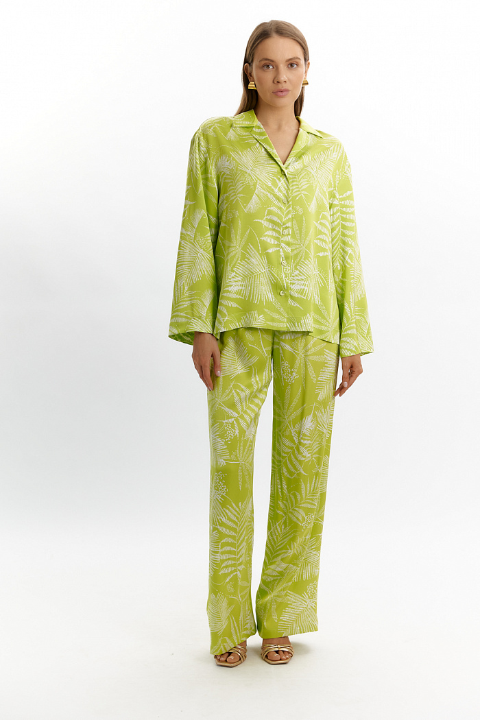 Брюки на широкой резинке прямого кроя.