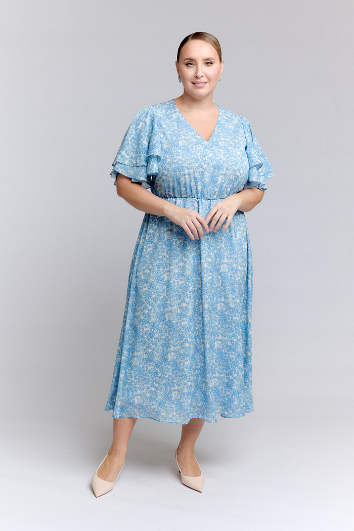 Платье с отрезной юбкой длиной миди. Вырез V-образный. Рукава крылышки с воланами.