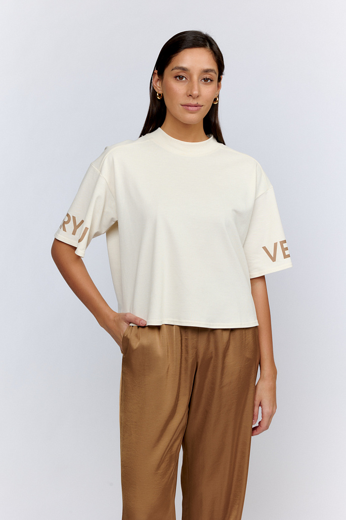 Футболка укороченная с воротником стойка. Рукав спущенный короткий. Принт "Very U".