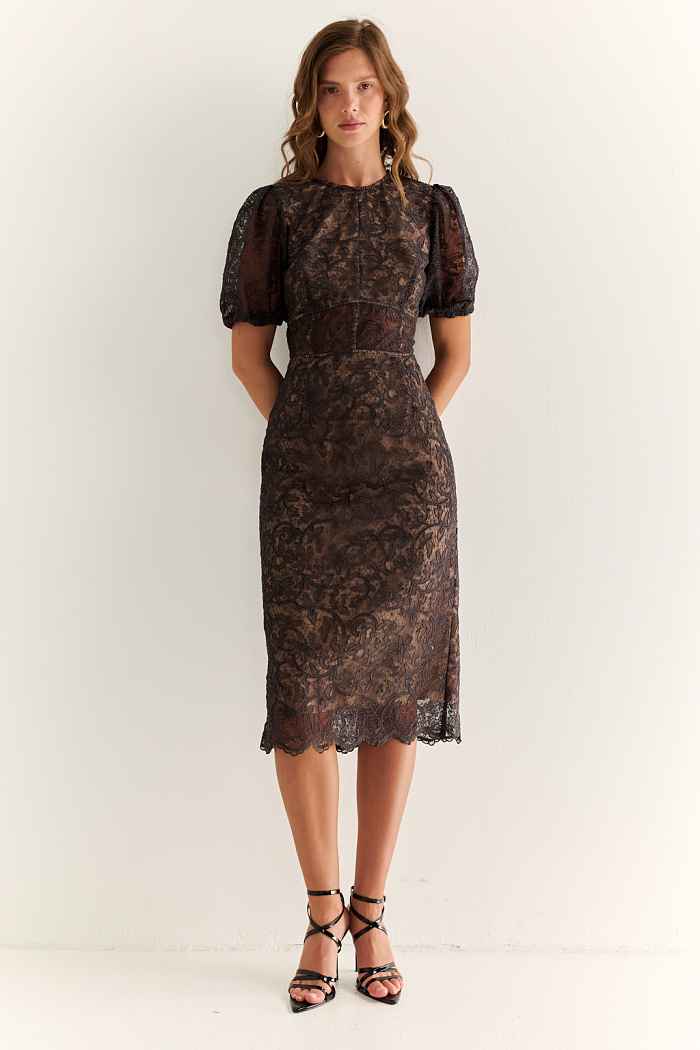 Нарядное платье приталенного силуэта с объемными рукавами длины миди из кружевной ткани. Преимущества ткани: кружево премиального качества с оригинальным дизайном и благородной фактурой. Современный дизайн делает модель яркой и выразительной. Бордюр ткани придает платью завершенность. Модели из полиэстера долго сохраняют первоначальный вид, не деформируются, устойчивы к сминанию. Спандекс добавляет эластичность, обеспечивая идеальную посадку по фигуре. Рельефные линии формируют силуэт, оптимальная длинна юбки визуально вытягивает фигуру. Такое платье идеально подходит для особых случаев: вечерних мероприятий, торжественных событий или стильных ужинов.