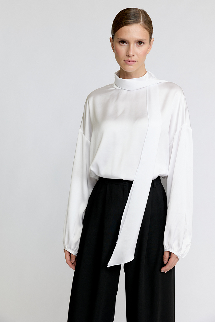 Блуза со спущенными плечами и воротником стойкой. Бант в комплекте.