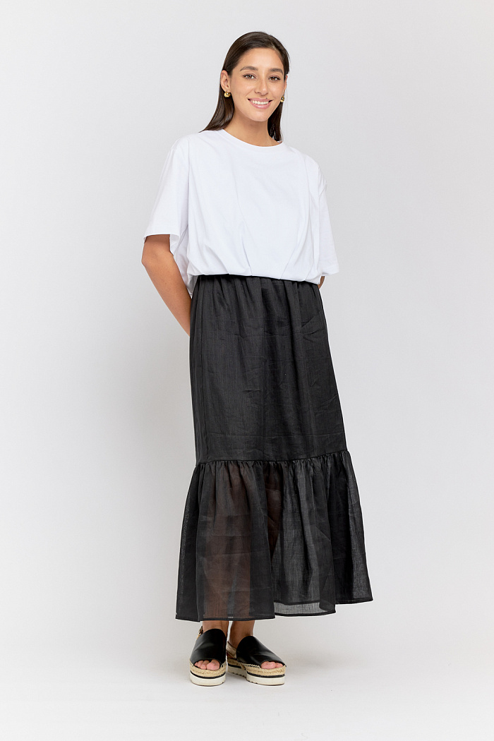 Юбка на резинке длины миди с ярусом по низу.