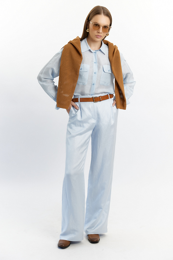 Брюки со стрелками свободного кроя, со складками и двумя карманами. Длина классическая. Застежка на молнию и пуговицу.