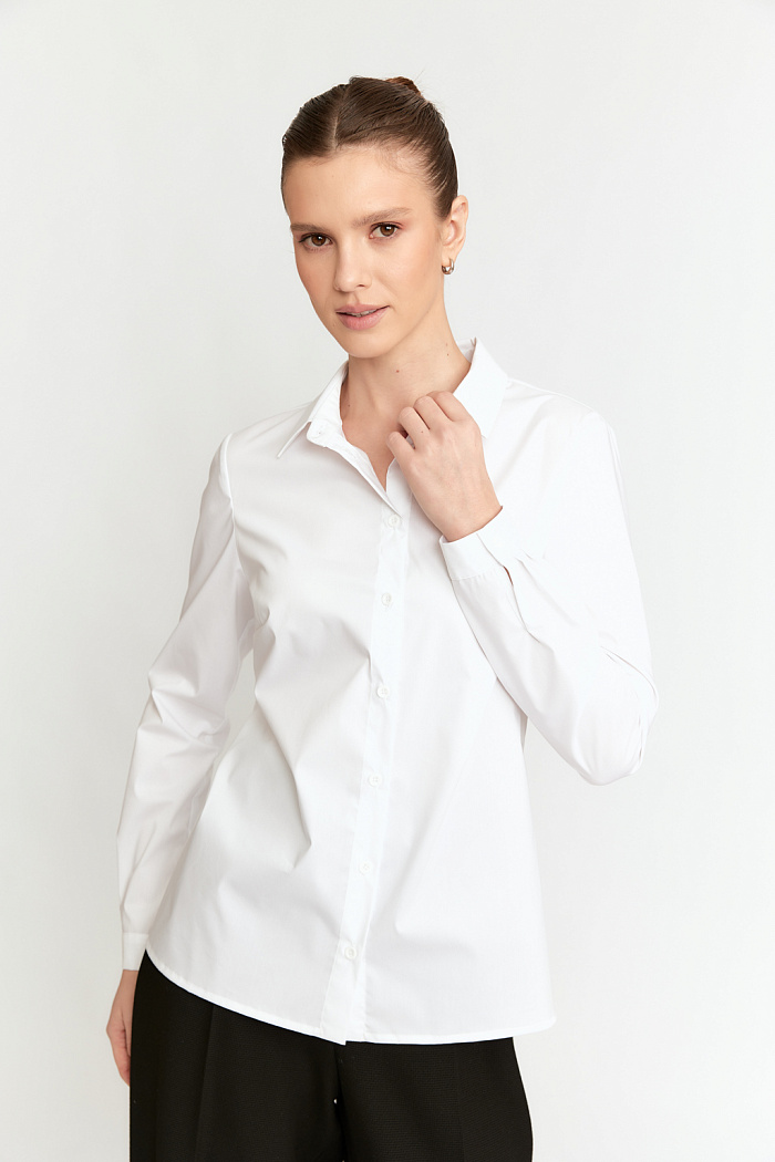 Рубашка полуприлегающего силуэта с застежкой на пуговицы.