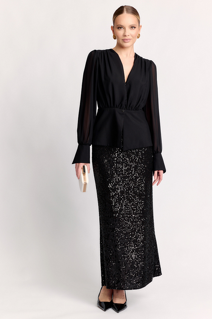 Блуза с V-образным вырезом и кокеткой. Рукав полной длины на манжете.