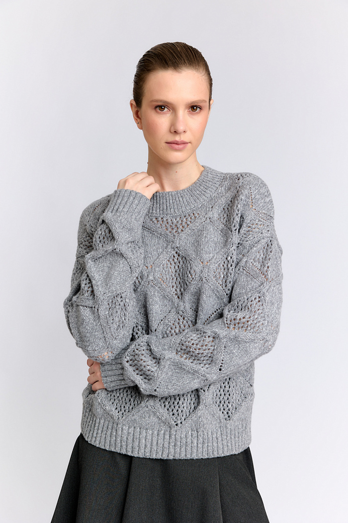 Джемпер со спущенными плечами и вязкой имитирующей ромбы.