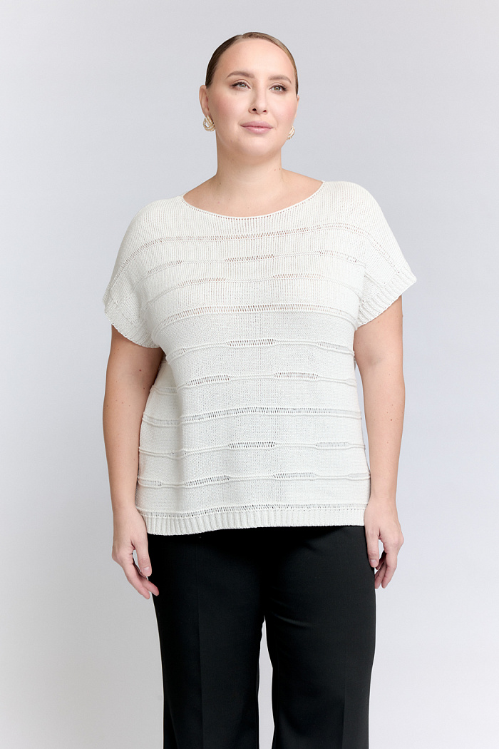 Джемпер со спущенными плечами.