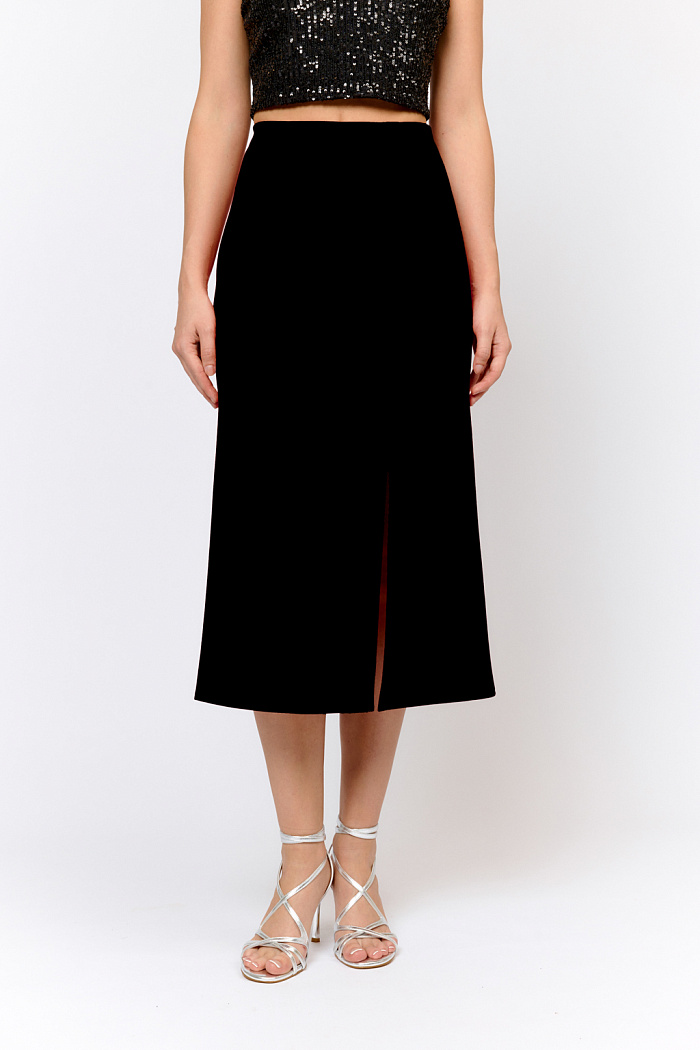 Юбка полуприлегающего силуэта слегка расклешенные книзу с разрезом сбоку спереди. Выполнена из плотной трикотажной ткани с высокой эластичностью с содержанием вискозы. Вискоза делает ткань приятной к телу, обеспечивает воздухопроницаемость и пластичность. Нейлон  обеспечивает  износостойкость и стабильность насыщенного цвета.  Преимущества ткани: ткань хорошо держит форму, мягко облегая фигуру.  Не сминается, не требует особого ухода.   Позволяет коже "дышать".   Модель юбки визуально стройнит фигуру, ткань мягко облегает, подчёркивая достоинства фигуры. Юбка может стать базой для праздничных образов, если дополнить эффектной блузой или жакетом из коллекции. Лаконичный крой делает модель универсальной, она может стать основой базового гардероба.