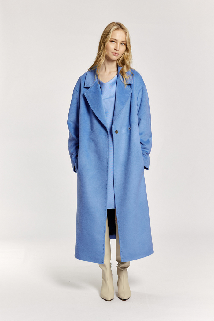 Двубортное пальто длиной миди с английским воротником.