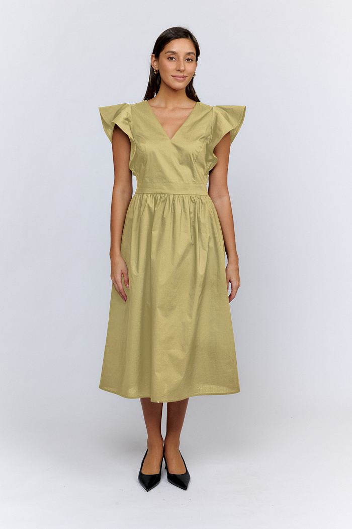 Платье с V-образным вырезом и рукавами крылышки. Иммитация пояса из основной ткани. Длина миди.