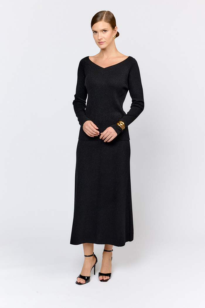 Юбка миди в классическом черном цвете. Силуэт трапеция обеспечивает отличную посадку по фигуре. Трикотаж не теряет форму и дарит приятные тактильные ощущения при носке.