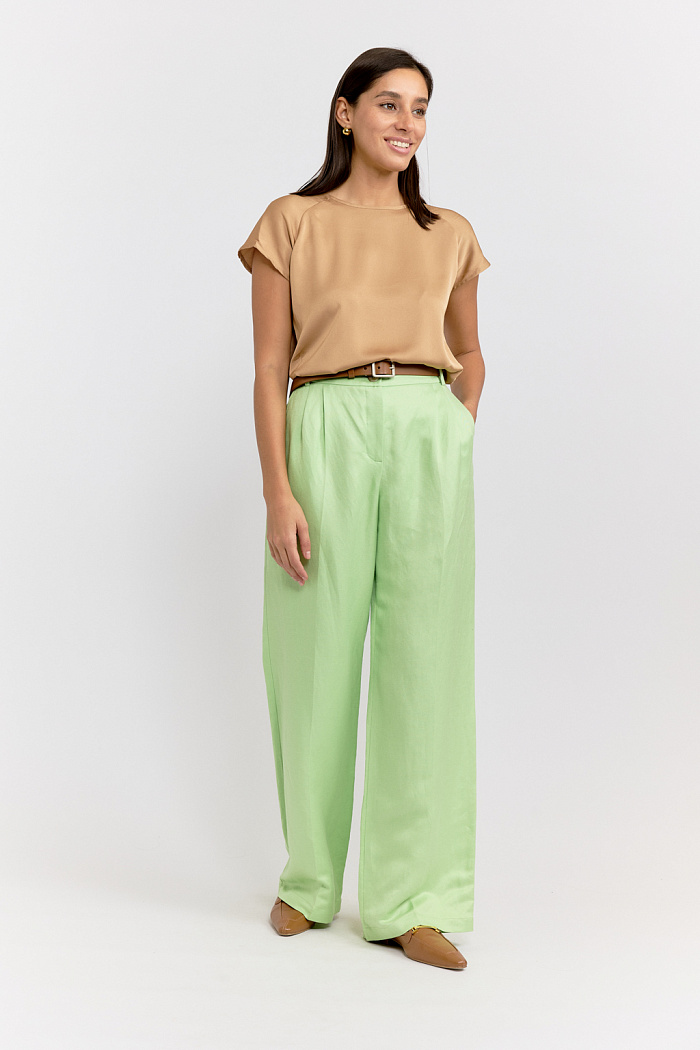 Брюки прямого кроя со стрелками. Застежка на пуговицу и молнию. Карманы в боковых швах.