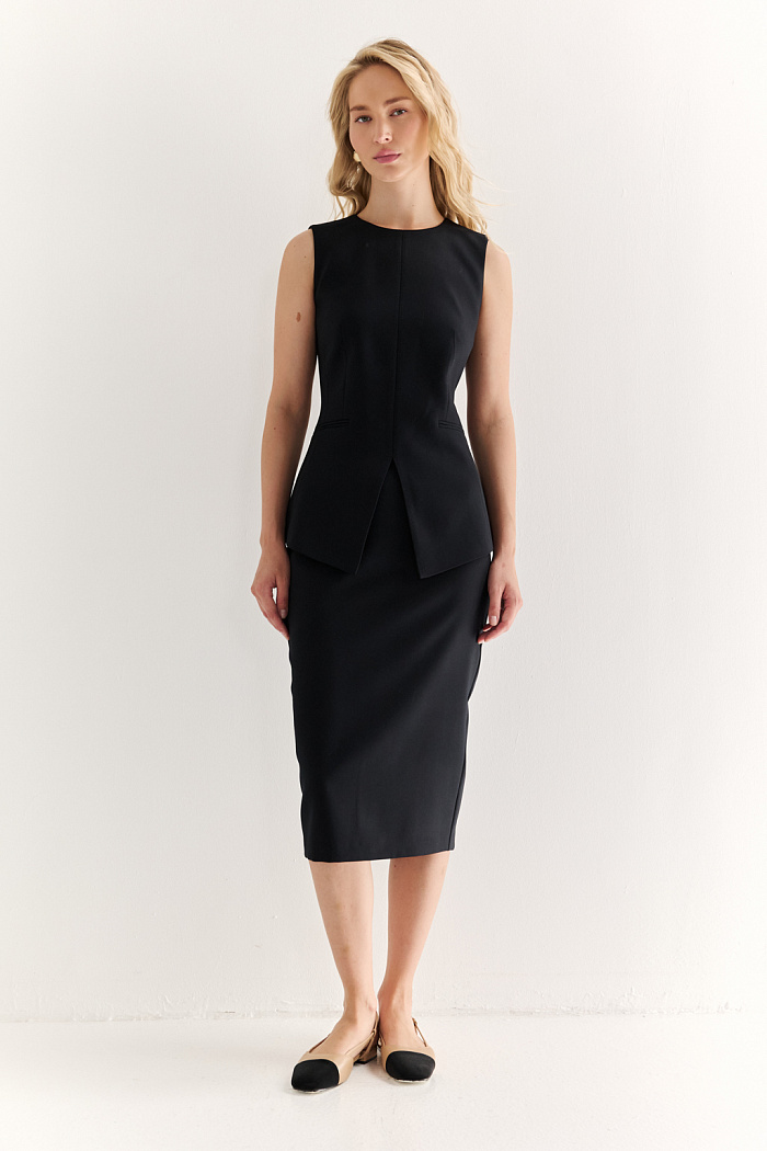 Жилет с акцентной талией: структура, которая вдохновляет

Жилет приталенного силуэта с удлинёнными линиями — элегантная альтернатива жакету в современном гардеробе. Вертикальные рельефы и чёткая посадка подчёркивают фигуру, визуально вытягивая силуэт.
Удлинённые углы полочек придают образу динамику, а отсутствие рукавов делает жилет универсальным элементом многослойных композиций. Идеален для деловых комплектов с брюками или юбками, а также в кэжуал-образах.

Форма, которая работает на стиль. Силуэт, который говорит за вас.