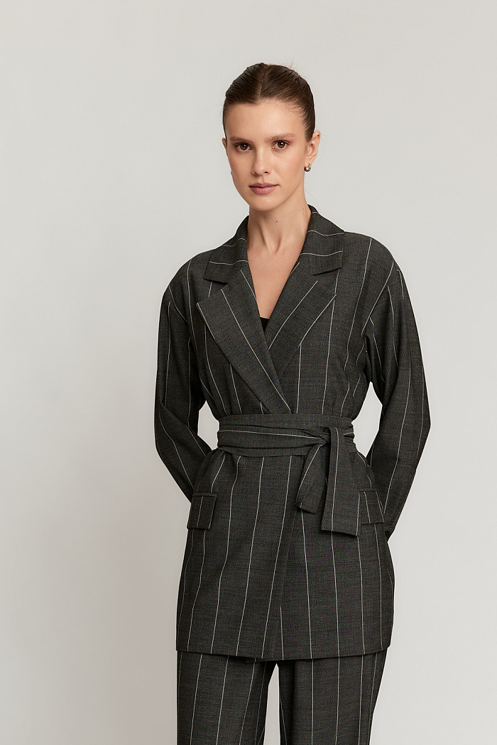 Жакет прямого силуэта с английским воротником и манжетами по рукавам. Пояс кушак из основной ткани.