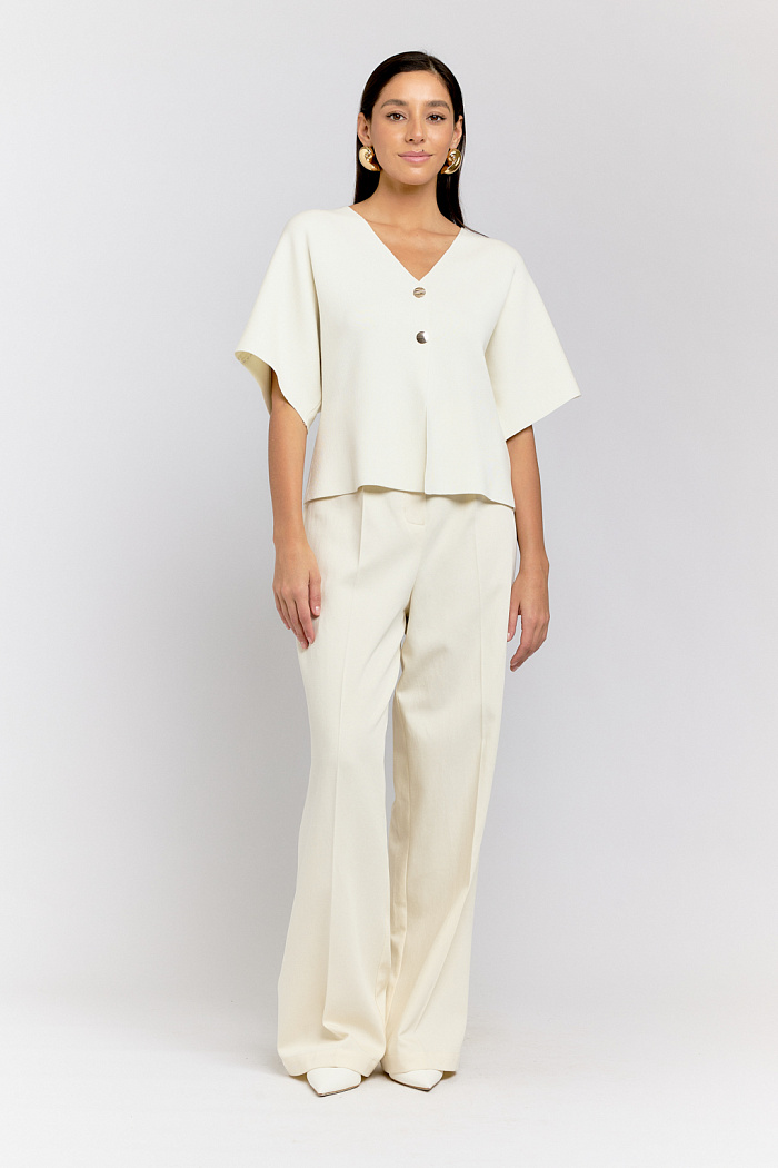 Кардиган свободного кроя с цельнокроенным рукавом на 2 пуговицах.