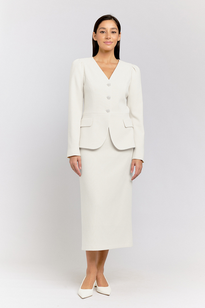 Элегантная модель жакета приталенного силуэта с глубоким V-образным вырезом горловины и рукавами со сборкой у плеч. Женственная модель создающая нарядное настроение и придающая определенную статусность. Выполнена из эластичной костюмной ткани с фактурой "шанель".