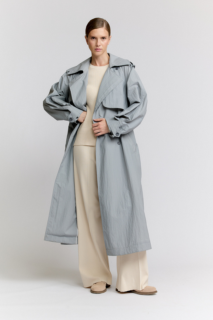 Двубортный плащ оверсайз силуэта с отлитыми кокетками и рукавами реглан. Длина миди. Приталивается поясом.