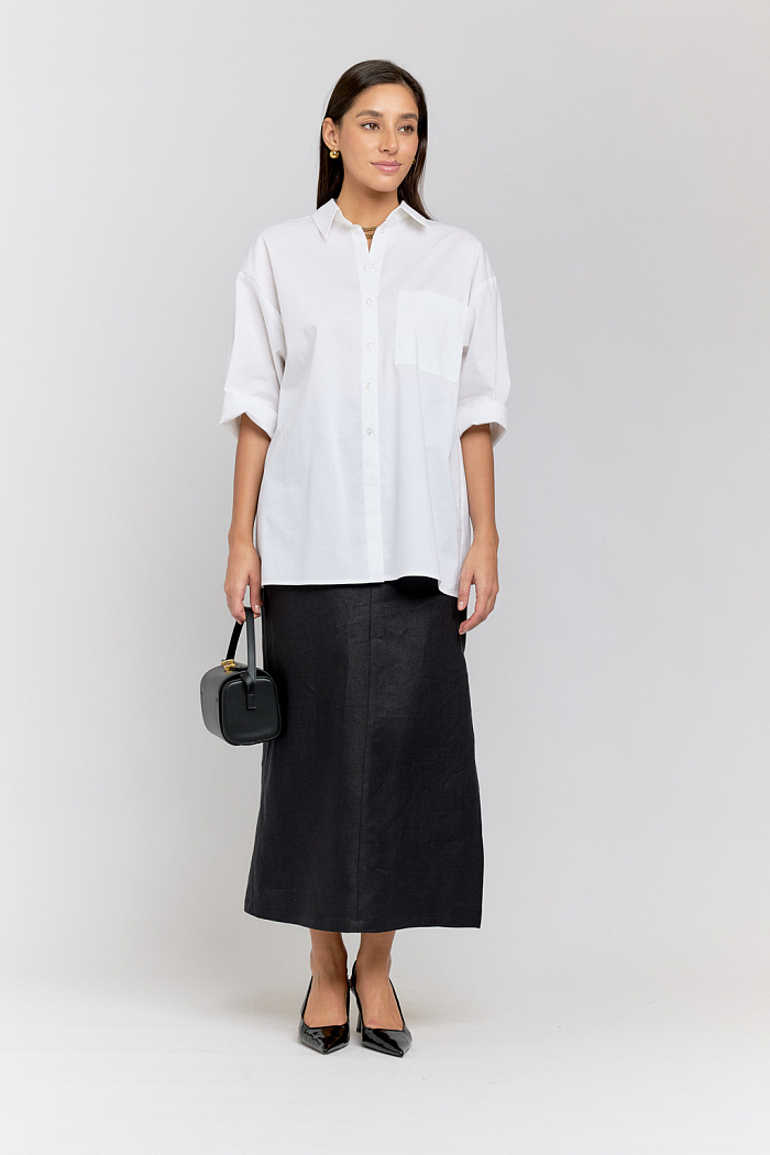 Блуза объемного кроя с одним накладным карманом. Застежка на пуговицах.