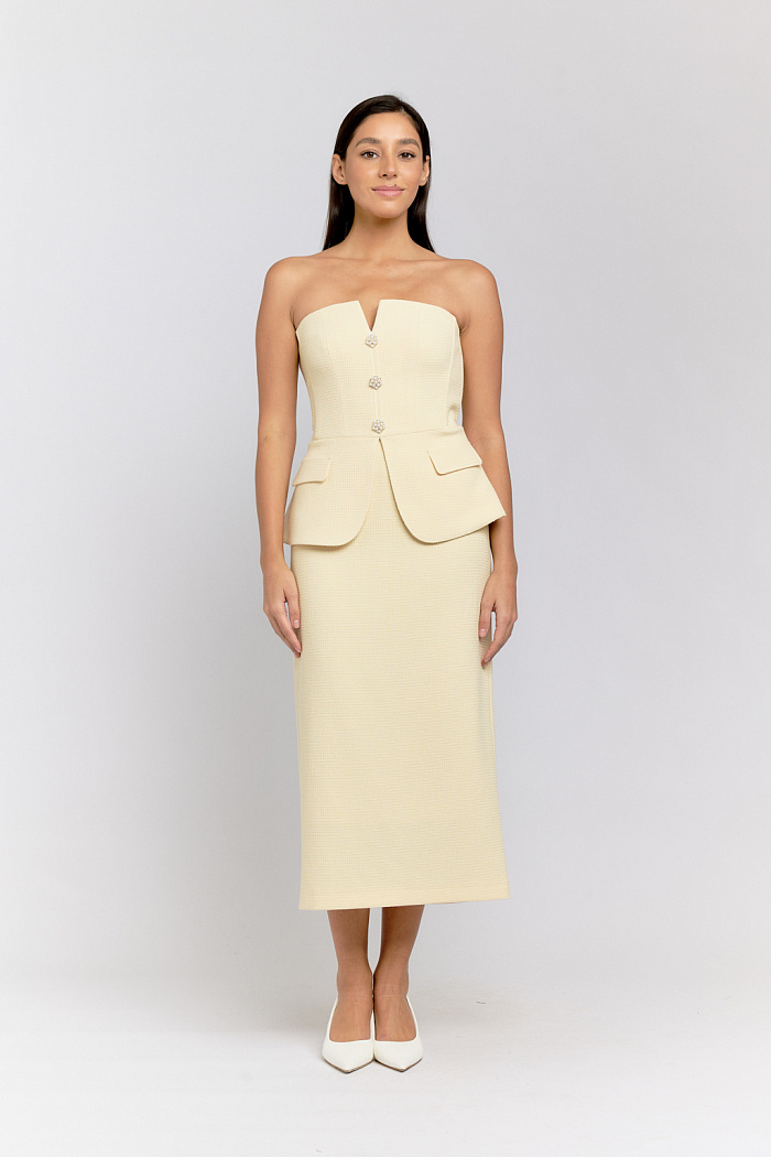 Юбка прямого кроя длиной миди со шлицей сзади полуприлегающего силуэта из эластичной костюмной ткани с фактурой «Шанель», на отлетном подкладе из вискозы.