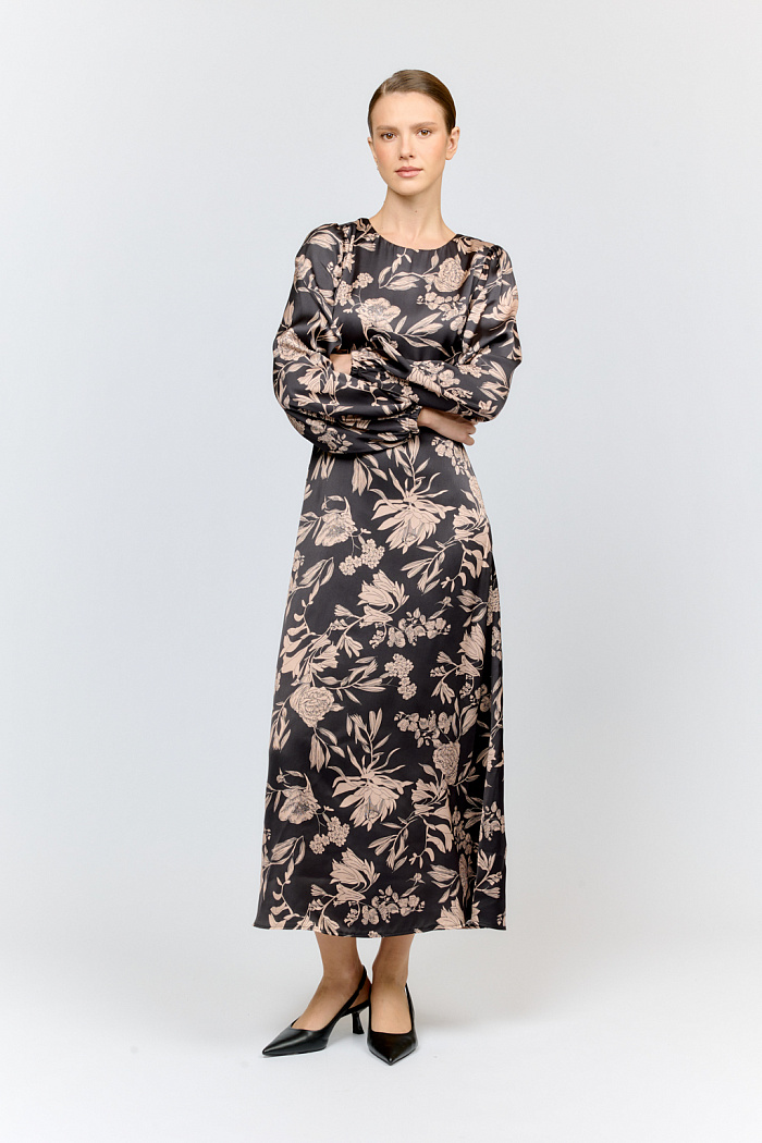 Романтичное платье из вискозы с цветочным принтом в бежево-коричневой гамме (70% вискоза, 30% район) — воплощение женственности. А-образный силуэт и круглый вырез горловины создают лёгкий, воздушный образ. Сочетайте с балеринами или сандалиями, соломенной сумкой, солнцезащитными очками и лёгкими шарфами.