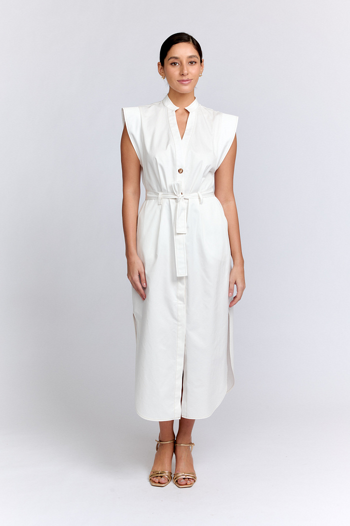 Платье миди полуприлегающего силуэта со спущенным плечом и поясом из основной ткани. По полочке два накладных кармана.V-образный вырез, воротник стойка.