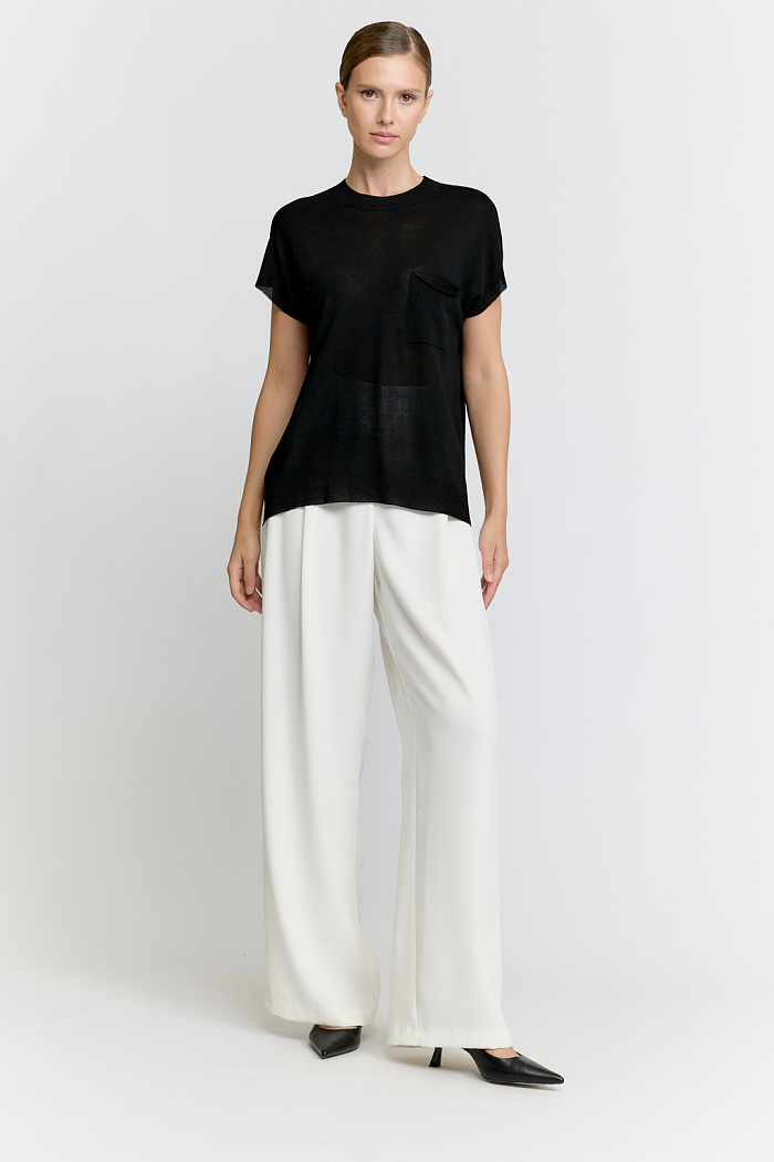 Джемпер со спущенными плечами и накладным карманам по груди.