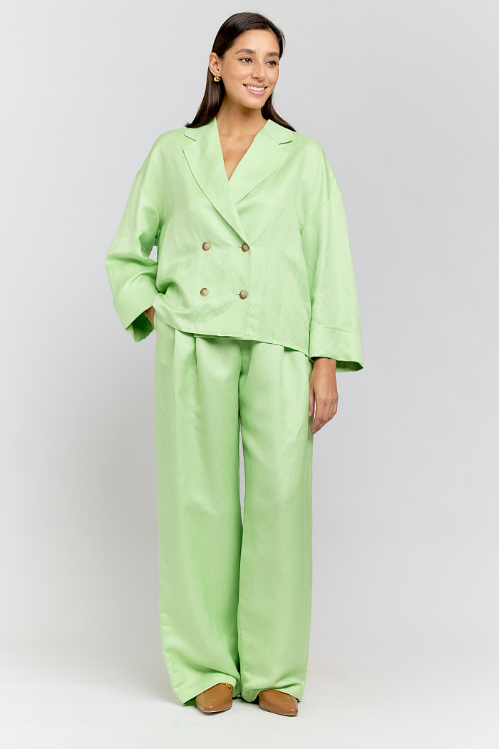 Жакет двубортный с английским воротником. Рукав 7/8, длина до бедер.