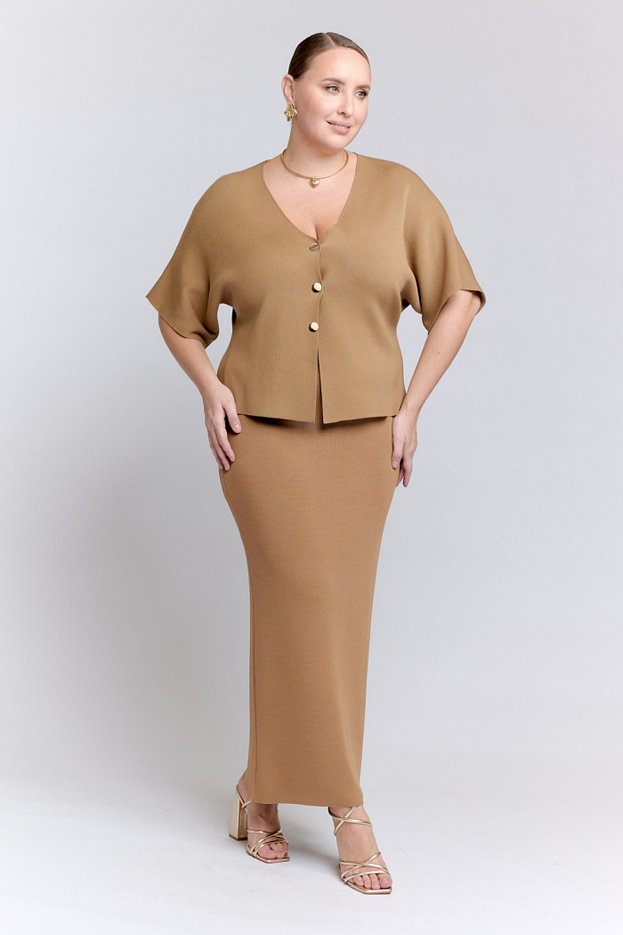 Кардиган с V-образным вырезом горловины и с цельнокроеными рукавами.  Застежка на три декоративных пуговицы.