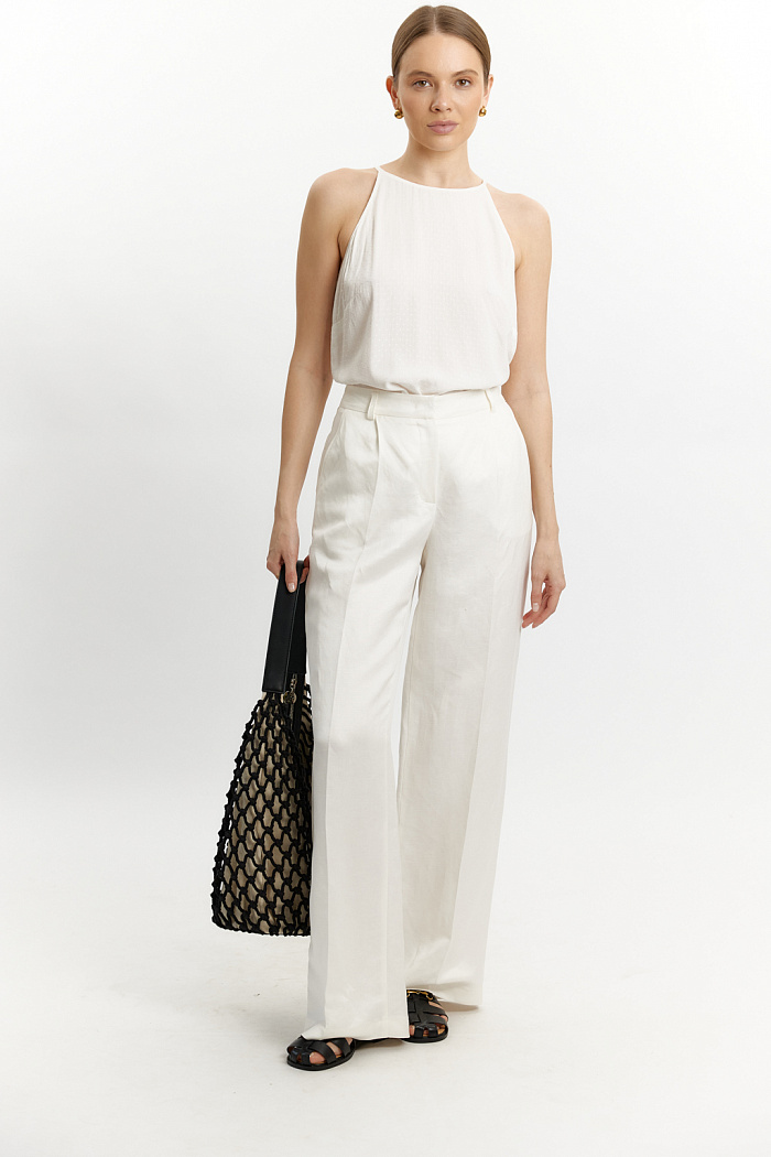 Блуза с американской проймой, полуприлегающего силуэта.