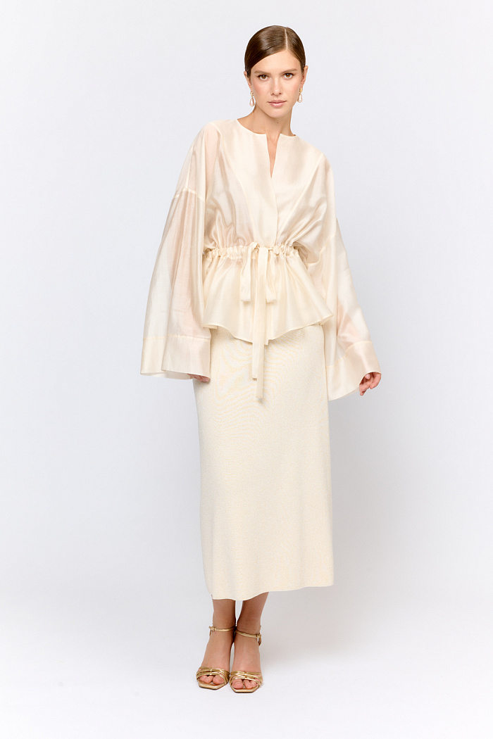 Юбка на резинке А-образного силуэта длиной миди. Силуэт трапеция обеспечивает отличную посадку по фигуре. Трикотаж не теряет форму и дарит приятные тактильные ощущения при носке. Юбку можно комбинировать с джемпером или топом из аналогичного материала. Вискоза в составе пряжи дарит комфорт при носке и тепло, эластан обеспечивает идеальную посадку по фигуре. Юбку можно дополнить джемпером  из аналогичного материала. Такой тандем выглядит лаконично и стильно, легко вписывается как в нарядные так и повседневные образы.