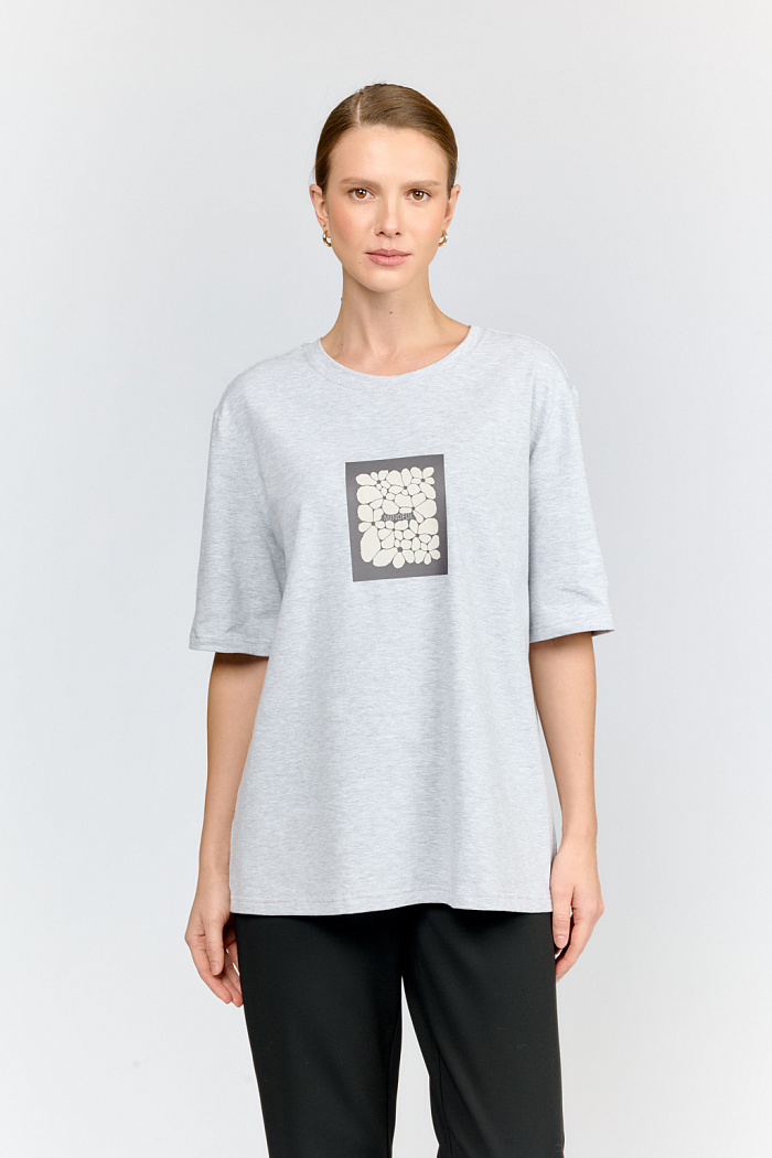 Футболка с принтом "Mindful" (осознанный) прямого кроя из серого меланжевого трикотажа. Мягкий материал обеспечивает идеальную посадку и приятные тактильные ощущения. Универсальный дизайн делает футболку отличным выбором для создания как повседневных, так и спортивных образов.