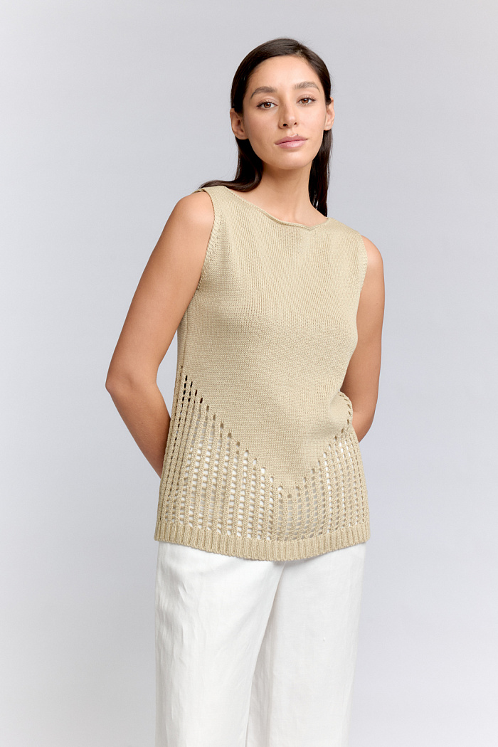 Майка вязаная с круглой горловиной прямого кроя.