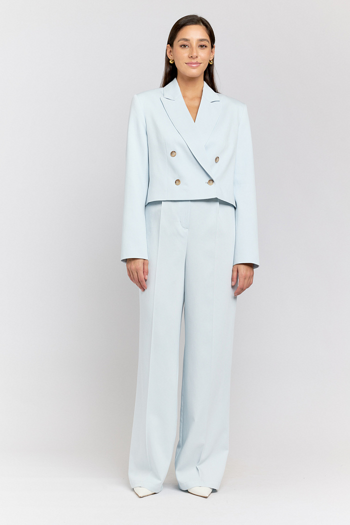 Жакет укороченный двубортный с английским воротником.