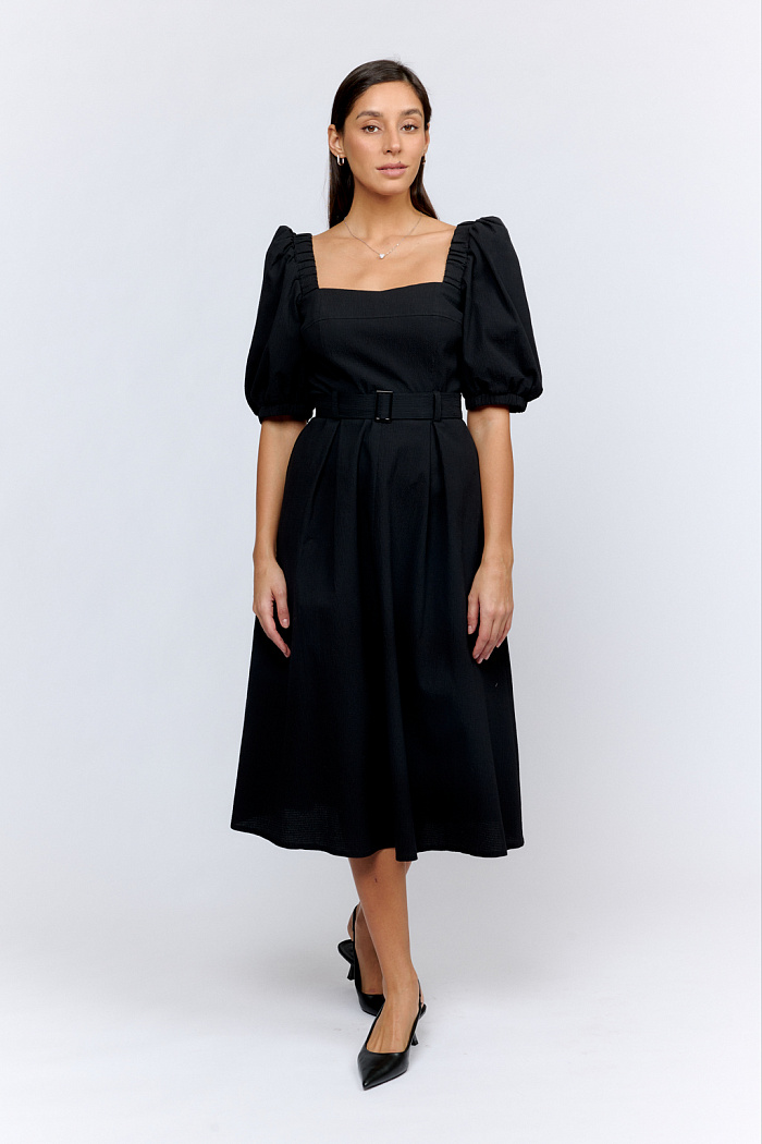 Платье с корсетным лифом и расклешонной юбкой длинной миди. С пышными рукавами на резинке.На талии пояс с пряжкой из основной ткани.