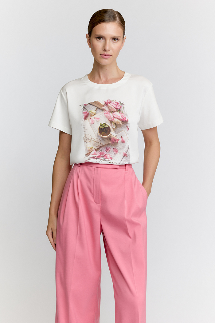 Футболка прямого силуэта с принтом по полочке.