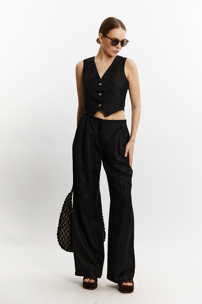 Жилет укороченный приталенный без лацкана. Застежк на трех пуговицах.