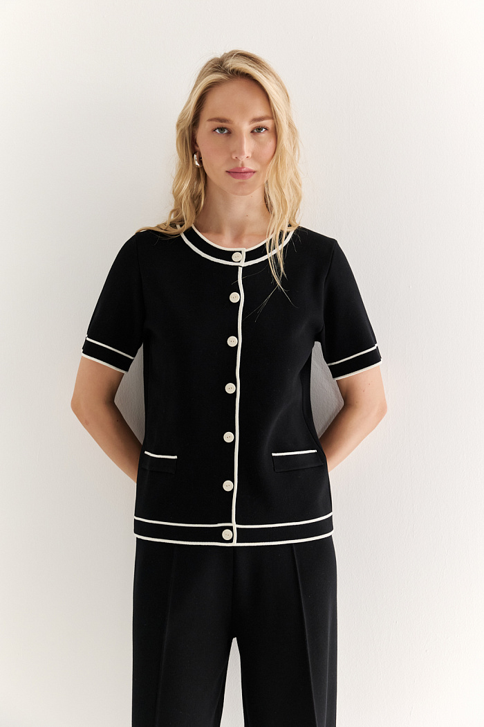 Жакет прямого силуэта длиной выше бедер с контрастной отделкой и застежкой на пуговицы. Рукав короткий, выше локтя.