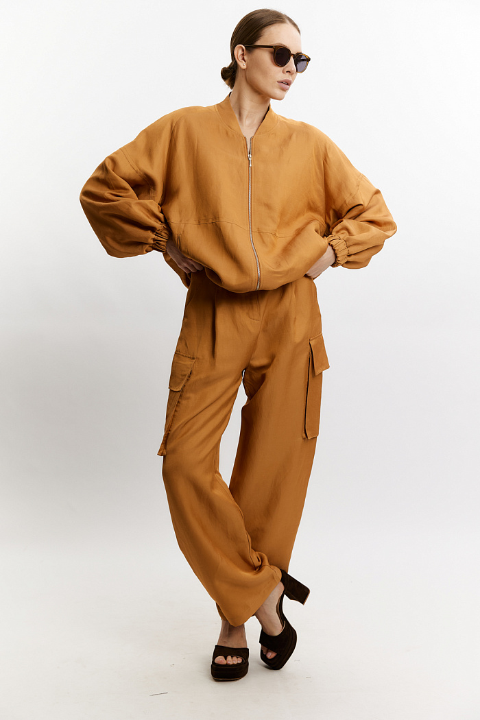 Бомбер оверсайз с резинкой по низу и рукавах. Застежка на молнии. Вышивка на спике.