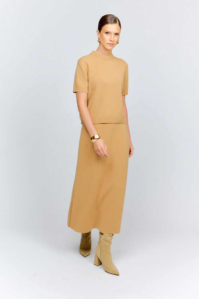 Юбка из 100% экстрафайн шерсти в цвете кемал силуэта трапеция длиной миди с завышенной талией подчеркивает природную женственность фигуры. Фасон с расклешением к низу визуально стройнит бедра и корректирует фигуру, зрительно удлиняет ноги. Хорошо сочетать с приталенными джемперами и топами из аналогичной пряжи.