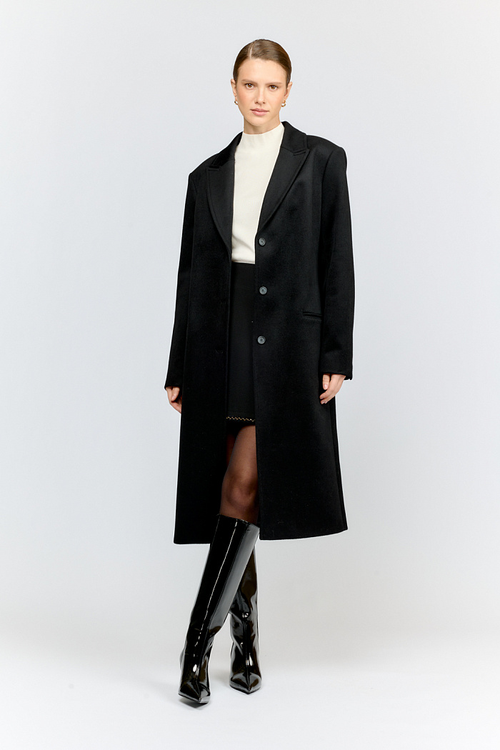Полуприлегающая модель пальто длиной ниже колен с английским воротником. Идеальное сочетание шерсти и вискозы обеспечивает комфорт и долговечность. Идеальное решение для классического гардероба.