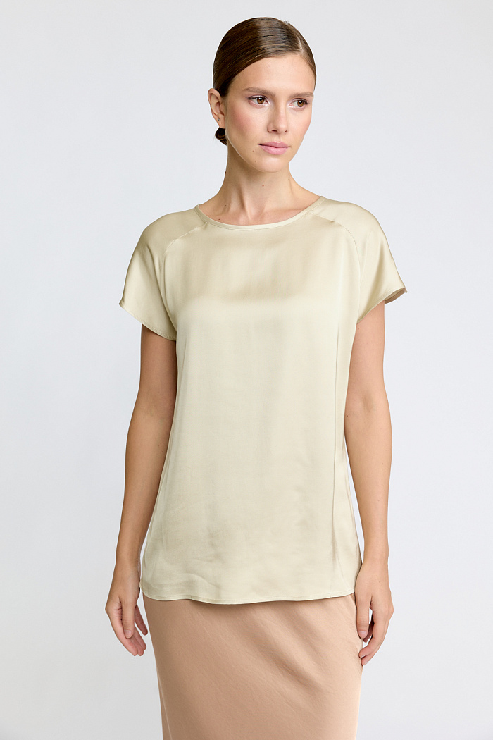 Топ с короткими рукавами.