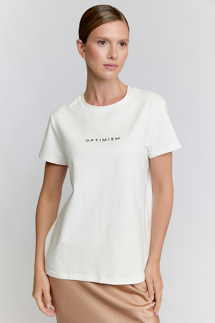 Футболка прямого силуэта с вышивкой по полочке.