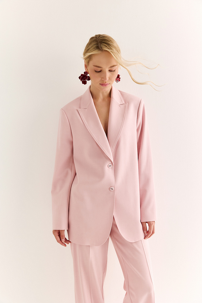 Классический жакет: фундамент уверенного образа. Жакет прямого силуэта с чёткой линией плеч — это безвременная классика, которая подчёркивает вкус и статус. Однобортная застёжка и лаконичные детали делают модель универсальной: она органично впишется как в деловой, так и в повседневный гардероб. Благодаря прямому силуэту и продуманной длине, жакет хорошо садится и визуально стройнит. Идеален в паре с брюками или даже с джинсами — для смелого контраста. Сила в простоте. Элегантность в каждой детали.