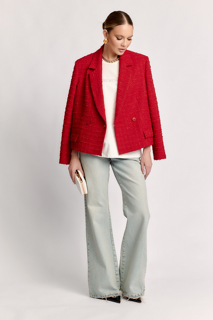 Жакет укороченный, двубортный  с широкой линий плеч и необработанными срезами.