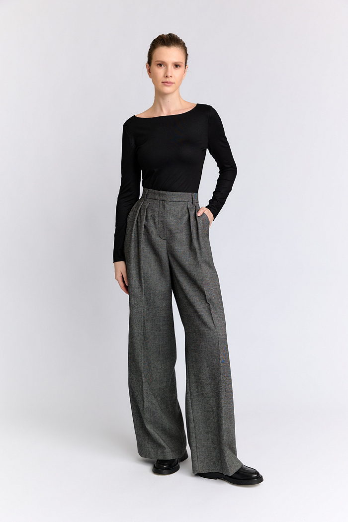 Брюки широкие с двумя складками по поясу.