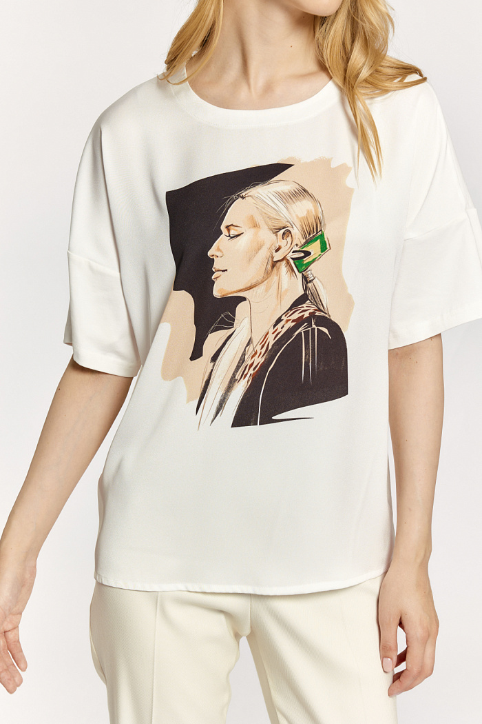 Футболка прямого силуэта с полочкой из отделочной ткани с принтом.