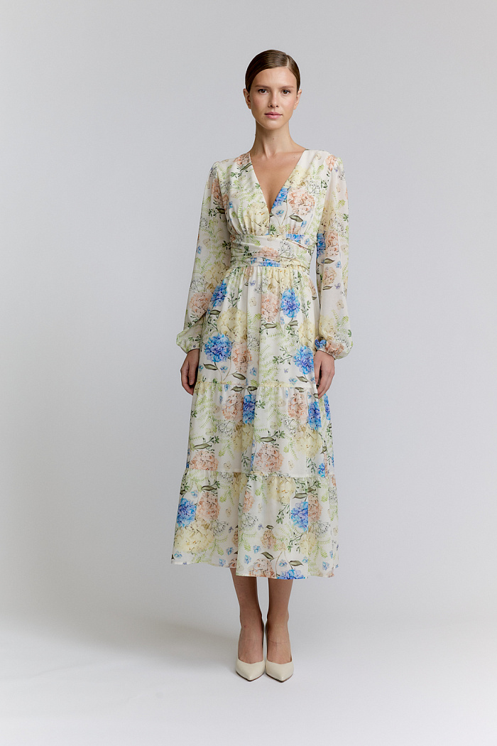 Платье с отрезной юбкой с воланами. Вырез V-образный. Длина миди.