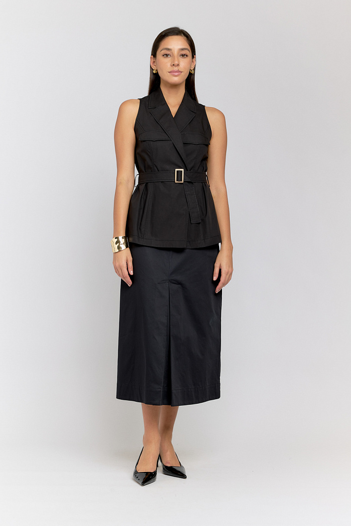Жилет приталенного силуэта с английском воротником с двумя клапанами спереди. Застежка на две пуговицы, пояс с пряжкой.